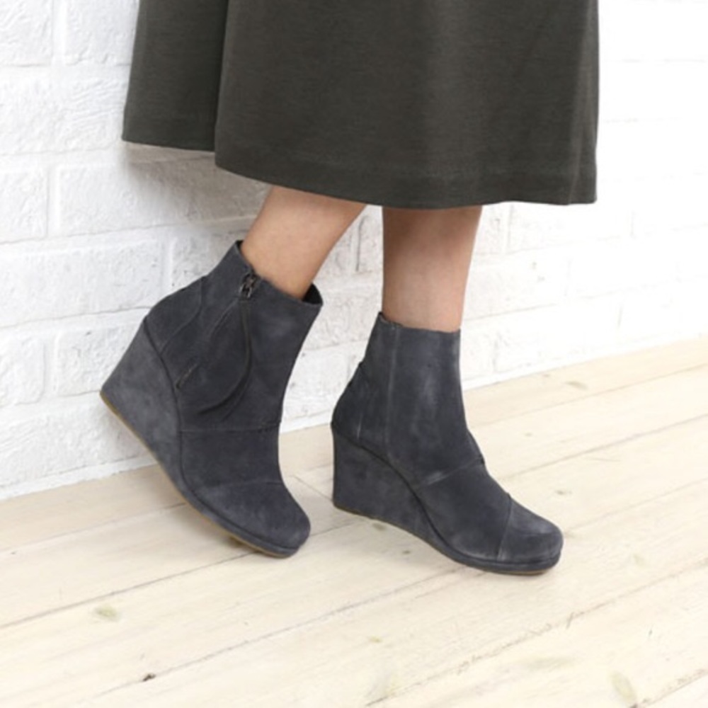 TOM’S Army green suede wedges